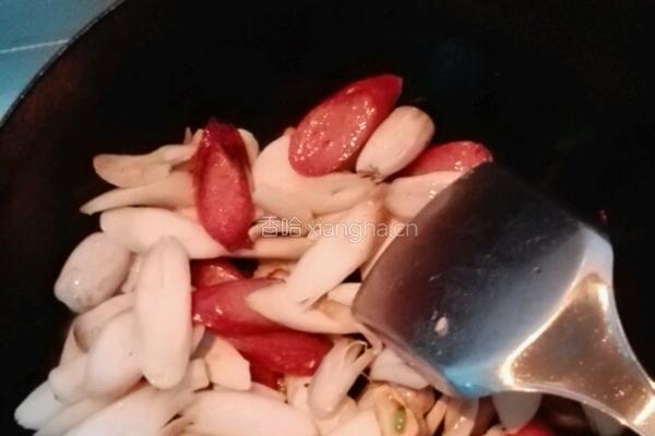 鸡腿菇烧腊肠的做法图解7