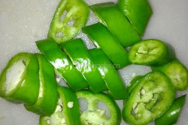 粟米青椒炒瘦肉的做法图解1