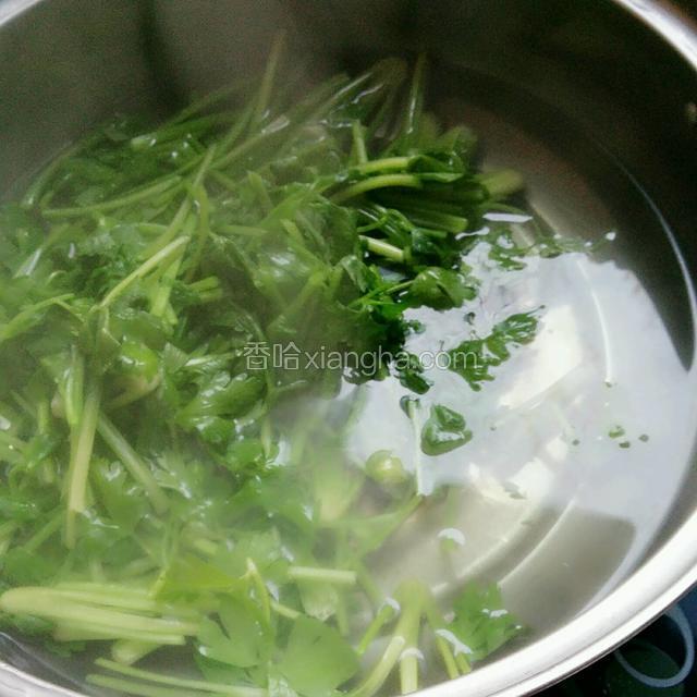 芹菜切成细条状，在热水中焯一下，捞出泡在凉水里。