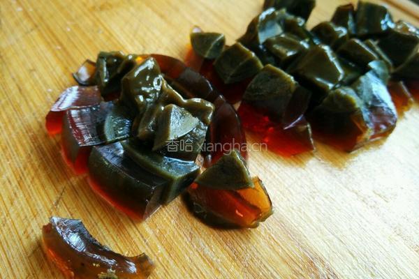 肉片皮蛋炖豆腐的做法图解2