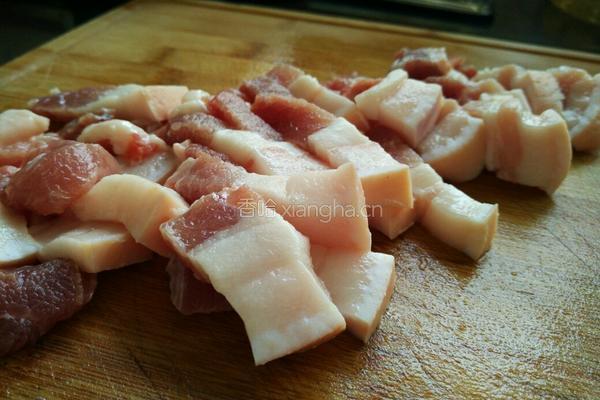 青菜烧大肉的做法图解1