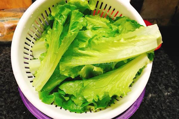 牛油果脆皮肠沙拉的做法图解2