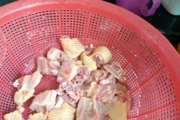 莲子枸杞土鸡汤的做法图解1