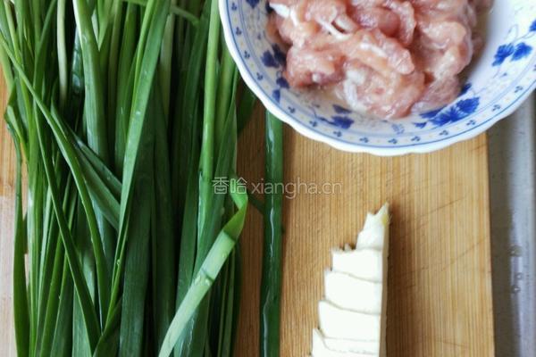 韭菜炒冬笋肉丝的做法图解1