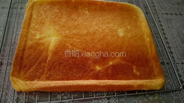 出炉倒扣晾至网架，揭下油纸再盖在表面！