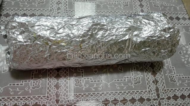 用新的油纸或锡纸轻轻卷起，入冰箱冷藏两个小时定型！