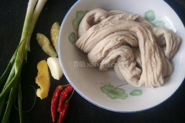 泡椒炒小肠的做法图解1