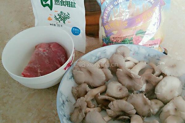 平菇瘦肉汤的做法图解1