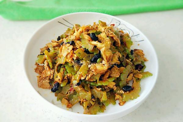 苦瓜炒鸡蛋的做法图解1