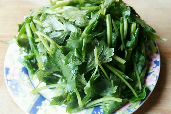 芹菜鸡蛋面条的做法图解1