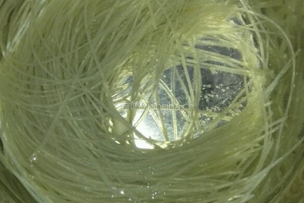 白菜炖粉条的做法图解1