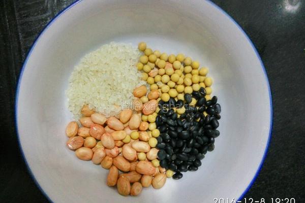 花生豆浆的做法图解1