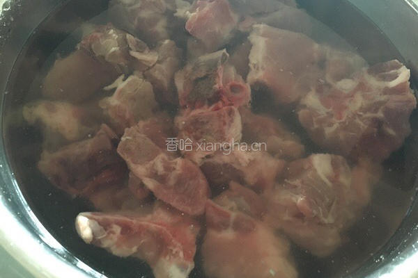 酸辣牛骨汤的做法图解1
