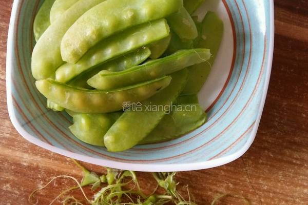 荷兰豆炒火腿肠的做法图解2