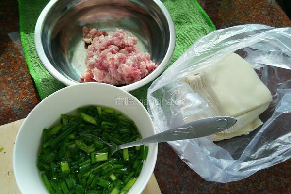 香菇肉馅馄饨的做法图解1