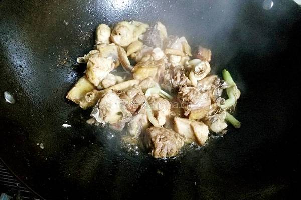 紫山药炖鸡的做法图解4