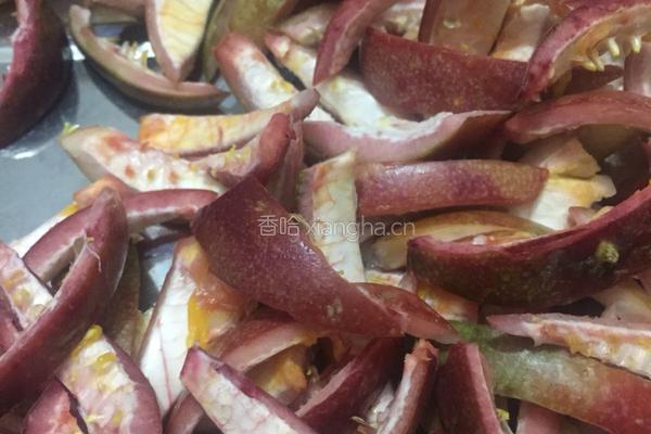 百香果皮泡茶的做法图解1
