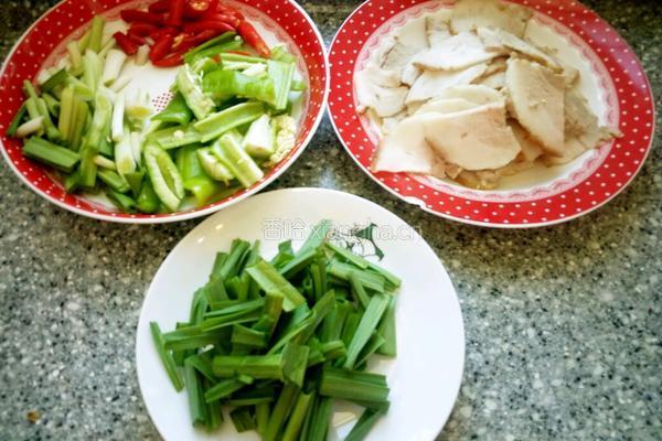 蒜苗炒肉片的做法图解2