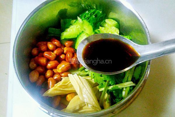 黄瓜拌腐竹花生的做法图解8