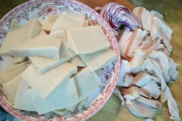千叶豆腐炒肉片的做法图解1