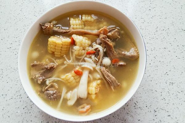 玉米鲜菇乳鸽汤的做法图解3
