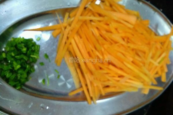 胡萝卜炒脊梁肉的做法图解2