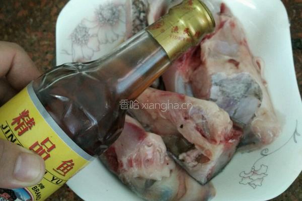 剁椒鱼头的做法图解1