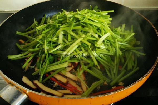 香干炒芹菜的做法图解5