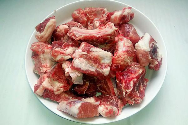 莲藕排骨汤的做法图解1