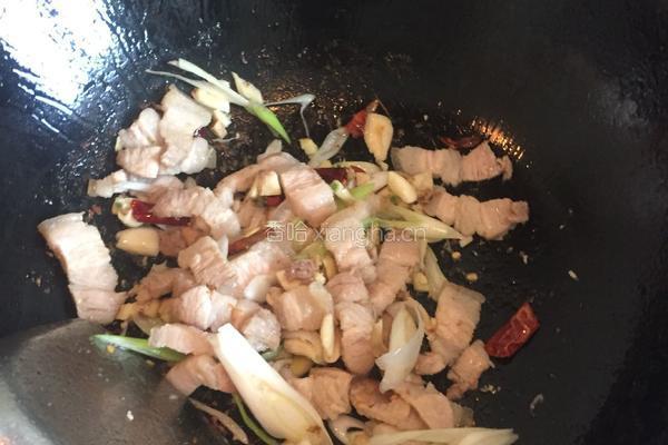 五花肉炒芹菜的做法图解3