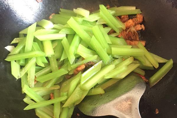 五花肉炒芹菜的做法图解5