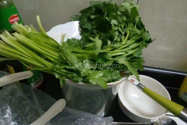 香菜炒白萝卜丝的做法图解1