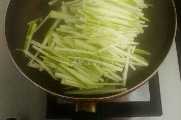 西葫芦炒香肠的做法图解3
