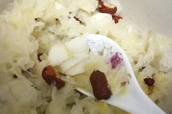 红枣雪梨银耳汤的做法图解2