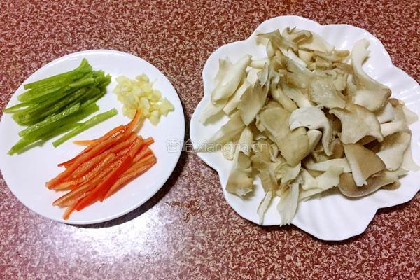 平菇炒肉的做法图解2