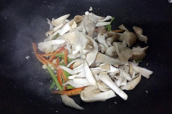 平菇炒肉的做法图解5