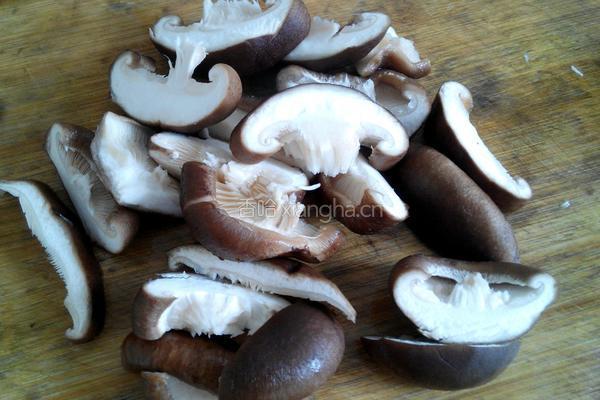 肉炒香菇油菜的做法图解2