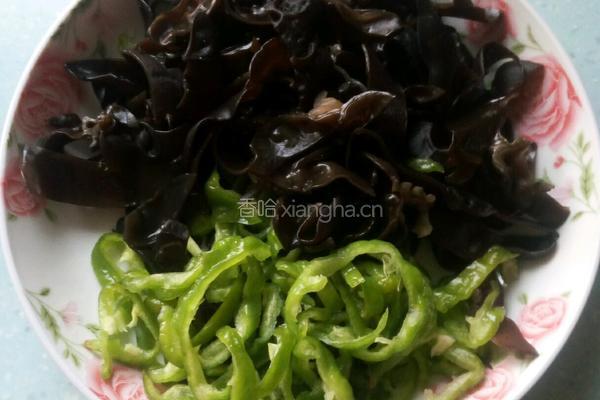 洋葱木耳炒双蛋的做法图解2