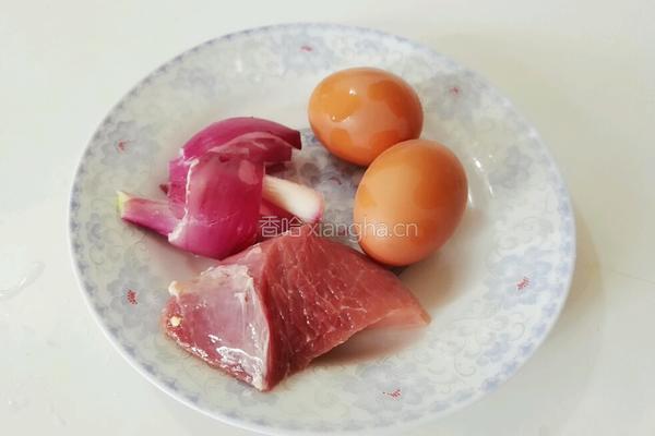 洋葱瘦肉鸡蛋羹的做法图解1