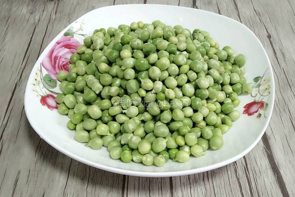 鲜豌豆牛肉粒的做法图解1