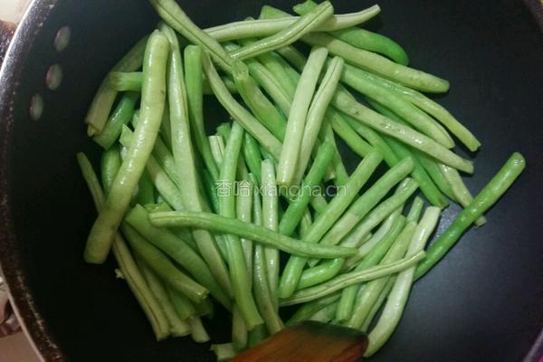 豆角炖窝瓜的做法图解1