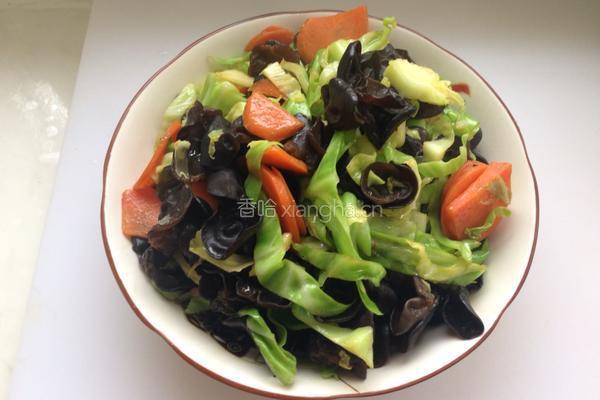 胡萝卜木耳炒圆白菜的做法图解8