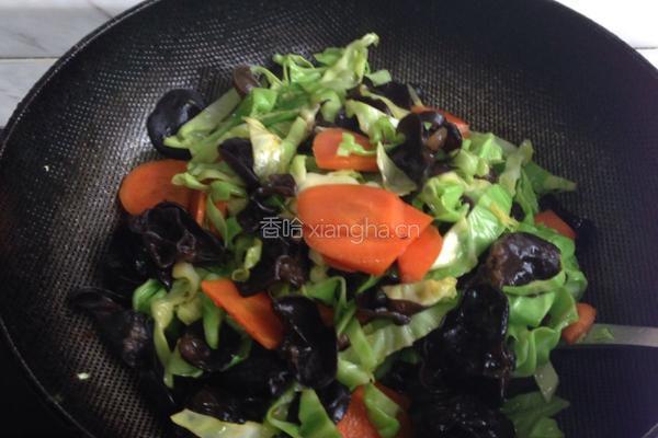 胡萝卜木耳炒圆白菜的做法图解6