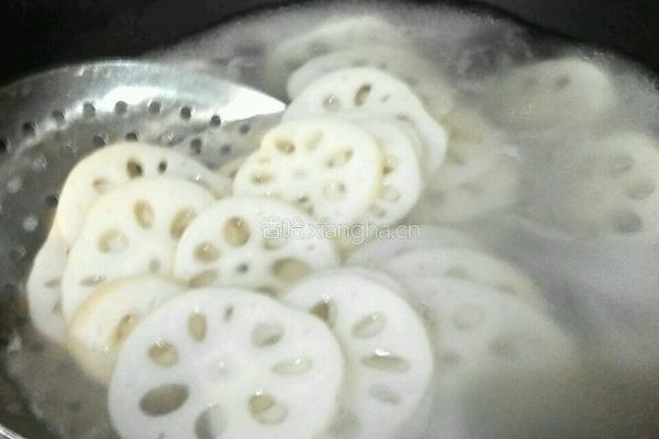 炝拌藕片的做法图解2