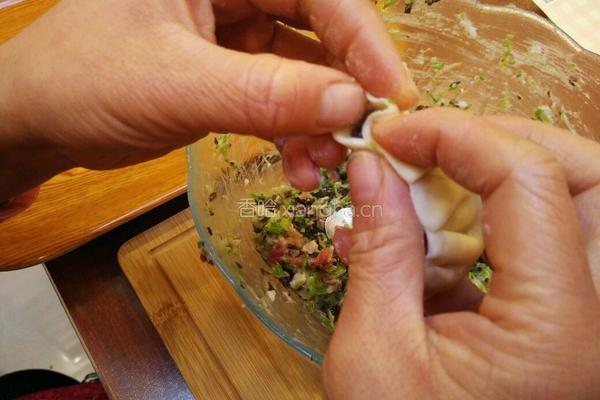 月牙饺子包法的做法图解13