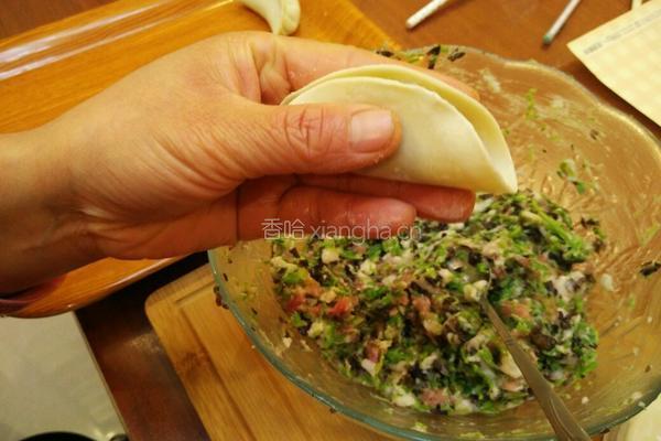 柳叶饺子的包法的做法图解3