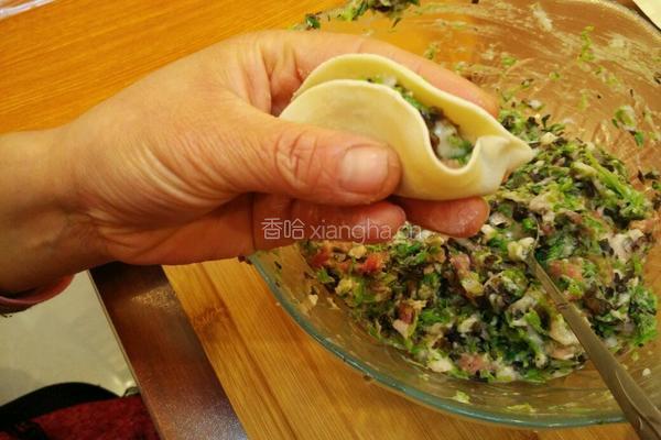 柳叶饺子的包法的做法图解8