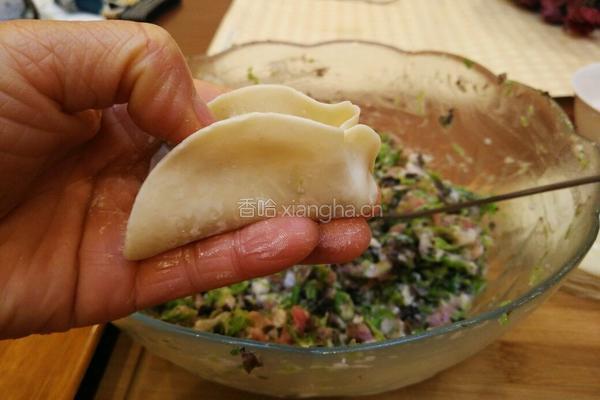 柳叶饺子的包法的做法图解12