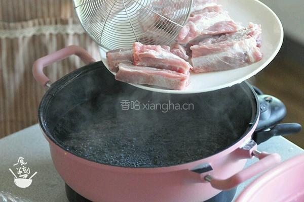 莲藕排骨汤的做法图解2