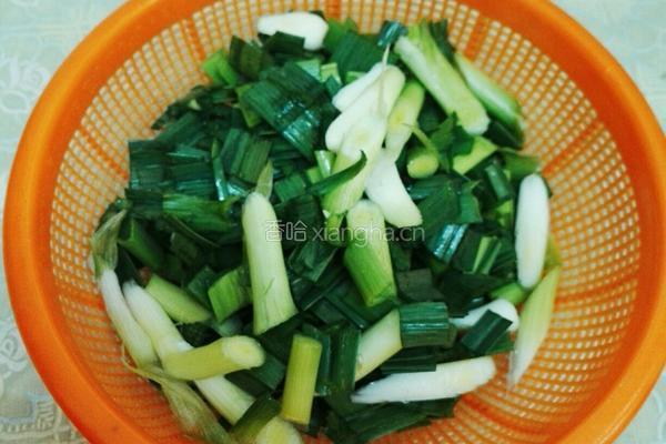 胡萝卜炒青蒜的做法图解2